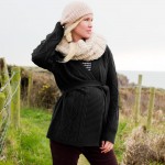 Look premamá de invierno con chaqueta de lana