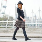 Look premamá con falda escocesa de cuadros