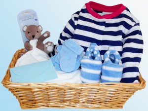 Canastilla de regalo para niño con zapatillas Canastilla de regalo para niño con zapatillas