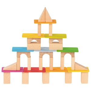 Bloques de construcción y tablas de madera barnizadas