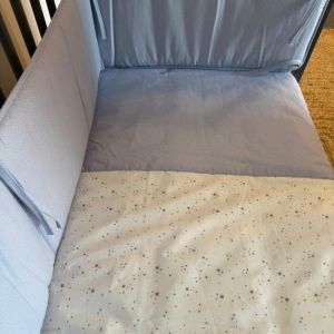 Set Colcha+protector Essential Sky Celeste 60x120x3 Cm - Cambrass