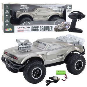 Coche deportivo todo terreno 1:8 en acción con luces encendidas.