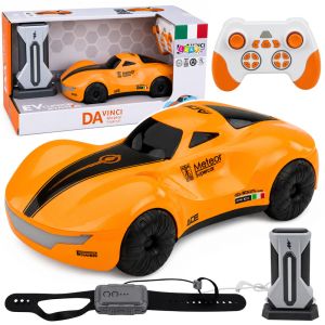 Coche RC moderno en color naranja con efectos de humo.