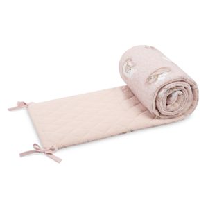 Protector de cuna decorativo con estampado oso y conejo, vista frontal