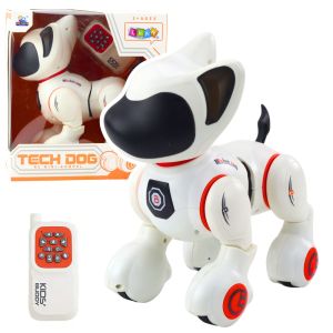 Perro robot interactivo luminoso con control remoto en acción.