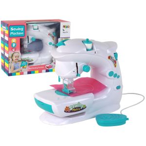 Máquina de coser infantil blanca con detalles realistas.