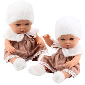 Muñeca con vestido beige, sombrero y calcetines
