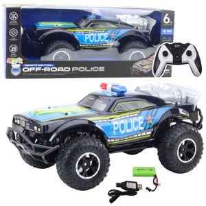 Coche de policía RC Off-Road 1:8 en acción con luces encendidas.