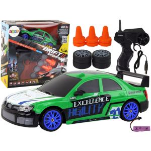 Coche Deportivo Teledirigido R/C 1:24 Verde con Ruedas Intercambiables