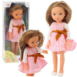 Muñeca con vestido rosa y lazo, cabello largo castaño
