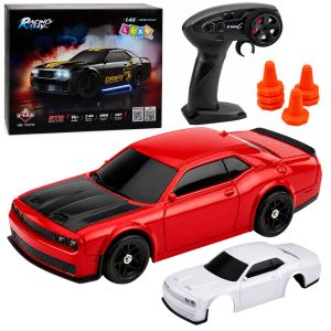 Coche de drift RC rojo con carrocería intercambiable de Lean toys.