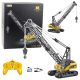 Grúa oruga R/C Huina 1:14 con pluma extendida vista lateral