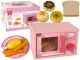 Microondas de madera de Lean Toys con detalles en rosa.
