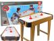 Mesa de juego de air hockey en acción con niños disfrutando