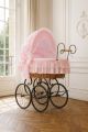 Cuna moisés retro de mimbre Victoria natural con textil rosa – vista frontal