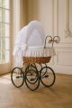 Cuna moisés retro de mimbre Charlotte natural con textil blanco – vista frontal