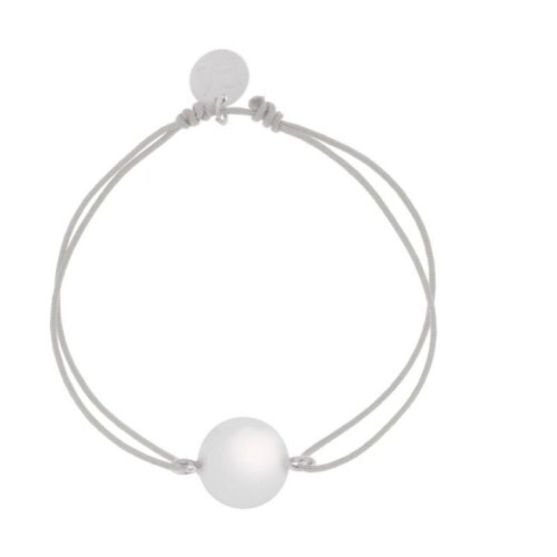 Pulsera Bola 'Mamá Orgullosa' de plata, un regalo elegante y significativo para mamás modernas.