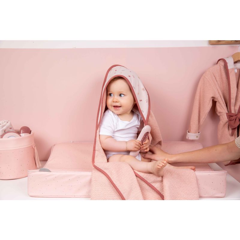 Capa de baño de Luma, suave y absorbente, perfecta para secar a bebés tras el baño, en color neutro.