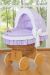 Cuna Moisés de Mimbre Bellamy Natural con Capota Ajustable y Ropa de Cama Lila – Base con Ruedas