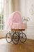 Cuna moisés retro de mimbre Victoria natural con textil rosa – vista frontal