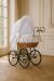 Cuna moisés retro de mimbre Charlotte natural con textil blanco – vista frontal
