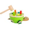 tortuga de madera con martillo para golpear