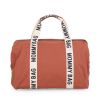 Bolso Mommy Bag Signature Canvas en terracota, práctico y elegante para mamás modernas en movimiento.