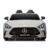 Coche eléctrico infantil Mercedes AMG DK-GT63 en uso en el jardín