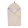 Manta Swaddle Sensillo Bouclé Beige con un diseño elegante y acogedor.