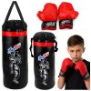 Saco de boxeo infantil con guantes Muay Thai en primer plano