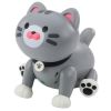 Niño o niña jugando con el gatito robot interactivo en el salón de casa