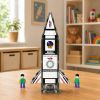 Niños jugando con bloques magnéticos en un escenario espacial