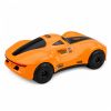 Coche RC en acción, ideal para jugar en el jardín.
