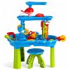 Niños jugando y experimentando con agua en el jardín con la mesa