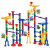 Bloques de plástico multicolor para construir pistas de canicas.