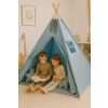 Tienda Teepee en el jardín, ideal para jugar y descansar.