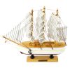 Modelo decorativo de barco de vela de tres mástiles en blanco