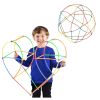 Niño o niña construyendo libremente con las piezas Straws en el suelo del salón