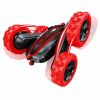Vista lateral del coche stunt RC destacando sus grandes ruedas todoterreno.