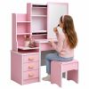 Mesa de maquillaje en un dormitorio infantil decorado