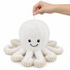 Peluche pulpo en uso como decoración en la habitación infantil.