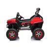 Niño conduciendo el Mercedes Unimog S rojo en jardín con mando parental