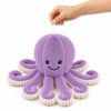 Peluches de pulpo en habitación infantil decorativa y acogedora.