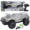 Coche deportivo todo terreno 1:8 en acción con luces encendidas.