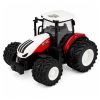 Tractor de granja RC junto al jardín infantil durante el juego