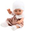 Muñeca con vestido beige, sombrero y calcetines