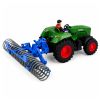 Tractor RC en el jardín con el rodillo para juego al aire libre