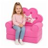 Sofá lounger rosa en uso en el cuarto de juegos de una niña