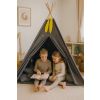 Teepee en el jardín, ideal para juego y relajación.