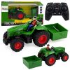 Tractor RC agrícola con remolque en acción